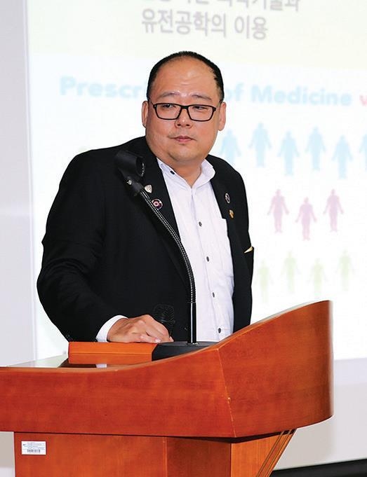 클래렌스 탠 싱귤러리티 대학 교수
