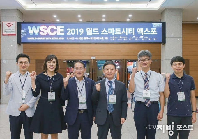 .허성곤 김해시장(오른쪽 세 번째)과 스마트도시팀