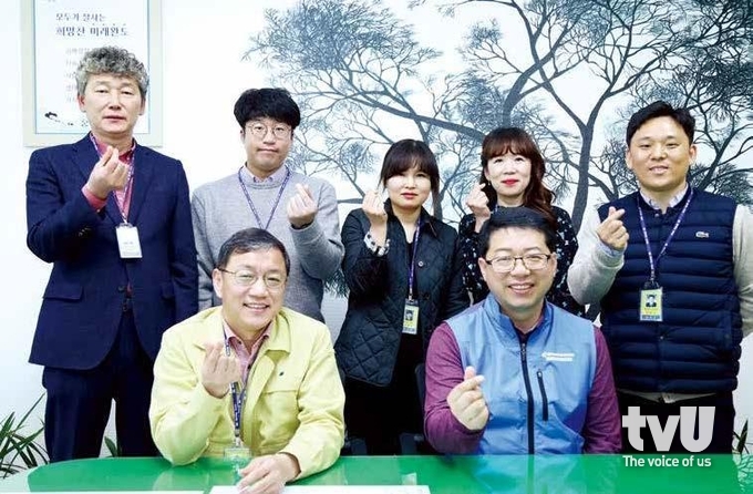 완도군청 자치행정국 총무과 소속 공무원들와 완도군공무원노동조합 김완주 위원장(앞줄 오른쪽)