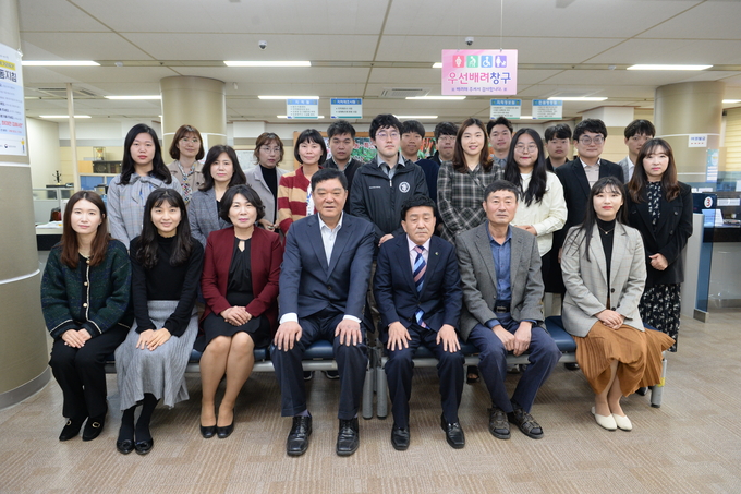 김영관 민원과장(왼쪽에서 네 번째)과 부서원들