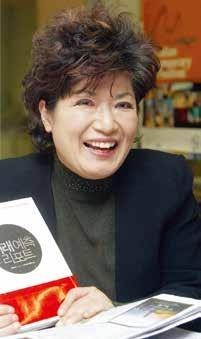 박영숙 유엔미래포럼 대표 <br>
이화여대 디자인대학원 미래예측 겸임교수 