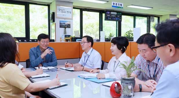 박종도 과장(왼쪽 두 번째)과 부서원들_안성시 제공