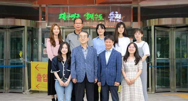 박근영 세정과장, 문병태 징수과장, 새내기 직원들