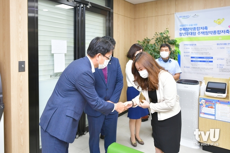 NH통합IT센터를 방문해 직원들을 격려 중인 손병환 은행장 