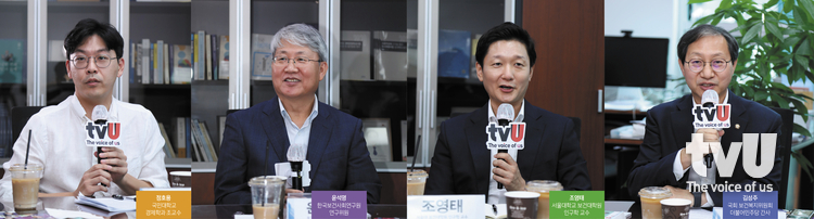좌담회 참석자들(좌측부터 정호용 국민대 경제학과 조교수, 윤석명 한국보건사회연구원 연구위원, 조영태 서울대학교 보건대학원 인구학 교수, 김성주 국회 보건복지위원회 더불어민주당 간사)