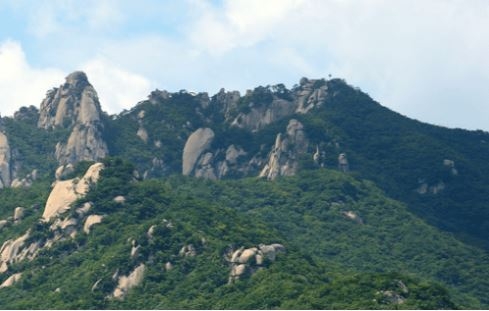 등산객의 방문이 잦은 높이 739m의 원도봉산. 경기도 의정부시와 양주시의 경계를 이루는 산이다.