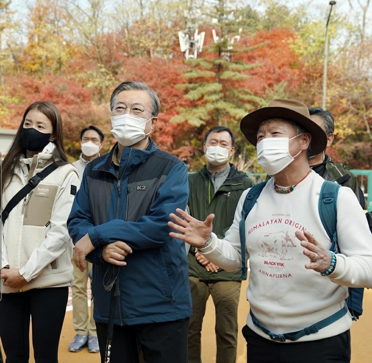 산악인 엄홍길 대장이 문재인 대통령과 대화를 나누는 모습(출처: 청와대 SNS). 