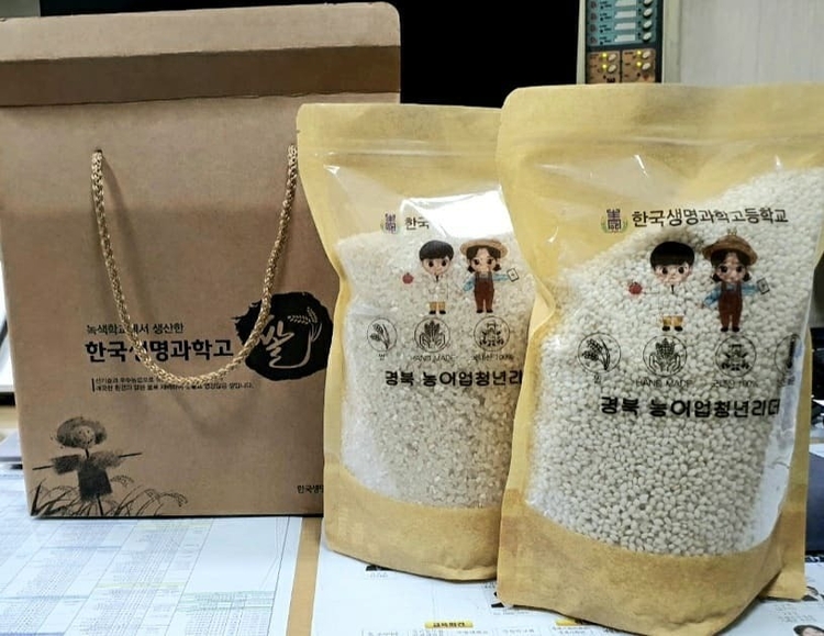 한국생명과학고 학생들이 직접 농사 지은 쌀을 정세균 총리에게 선물했다(출처: 정세균 국무총리 SNS). 