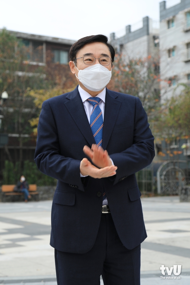 김장 나눔 행사장을 찾은 이동진 도봉구청장이 이번 행사를 격려하고 있다.