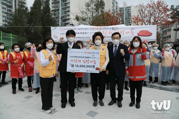 이동진 도봉구청장(오른쪽에서 두 번째)과 대한적십자사 임승현 도봉지구협의회장(사진 가운데), 김복례 북부봉사관장(오른쪽에서 첫 번째), 이정윤 미래인재교육개발원 과장(왼쪽에서 두 번째) 등이 미래인재교육개발원과 대한적십자사가 함께한 '사랑의 김장 나눔 행사'에 참석했다.