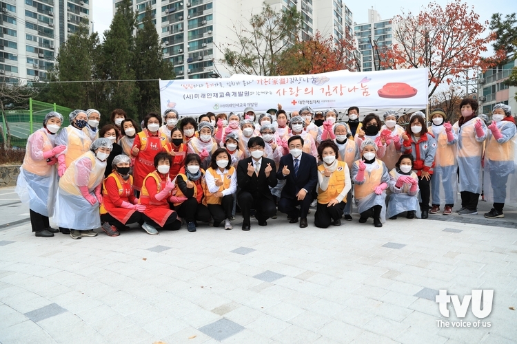 이동진 도봉구청장을 비롯해 대한적십자사 봉사원, 미래인재교육개발원 이정윤 과장 등 '사랑의 김장 나눔' 행사 참석자들의 단체 기념 사진