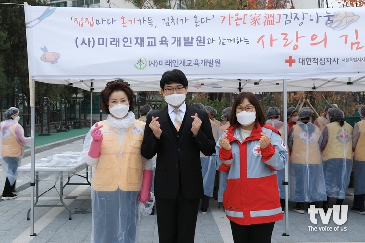 도봉구민들의 '산타' 역할을 한 주역들. 왼쪽부터 대한적십자사서울지사 임승현 도봉지구협의회장과 이정윤 미래인재교육개발원 과장, 대한적십자사서울지사 김복례 북부봉사관장이 손하트 포즈를 취했다.