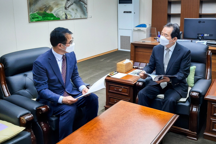 장충남 남해군수(왼쪽)는 18일 오후 세종시 국무총리 공관에서 정세균 국무총리와 면담을 가졌다(사진: 남해군청)