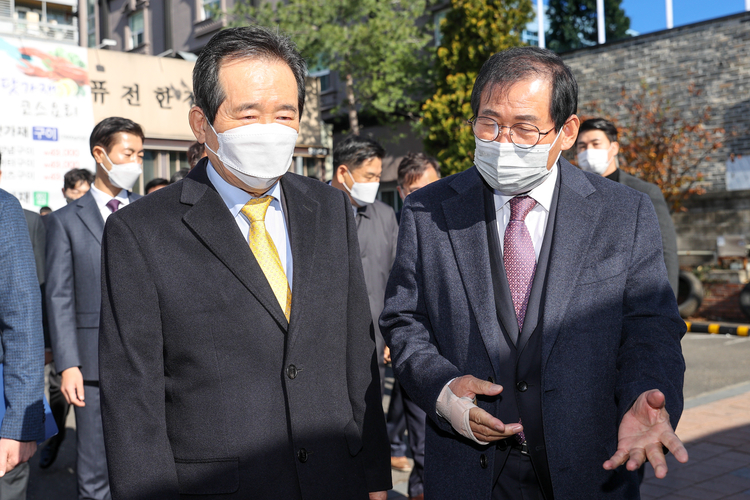 장상수 의장(오른쪽)이 정세균 국무총리(왼쪽)에게 대구 지역 현안에 대해 건의하고 있다(사진: 대구광역시의회).
