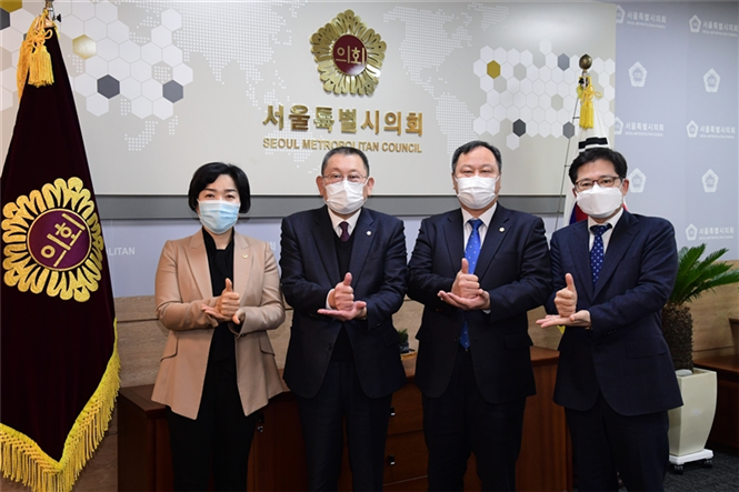 김인호 서울특별시의회 의장과 이은주 교통위원회 부위원장이 서울버스노조위원장, 운수업체 대표와 면담 시간을 가졌다(사진: 서울특별시의회).