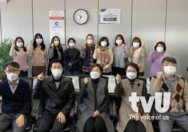 파이팅을 외치며 인간 존중을 토대로 치매 없는 건강도시 만들기에 여념 없는 건강증진과 