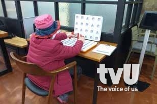 퇴 건강학교에서 치매 예방 프로그램 체험 중인 어르신 