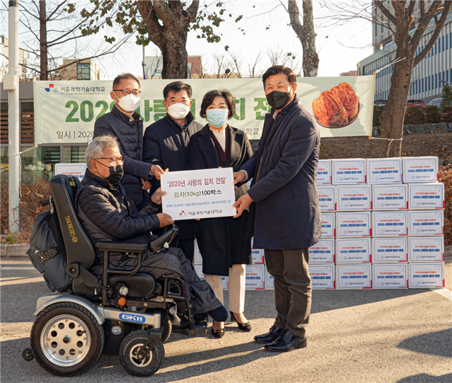 2020년 사랑의 김치 전달 행사가 열렸다. 김치 10kg이 저소득층 가정, 독거 어르신 등에게 나눠졌다(사진: 서울시의회).
