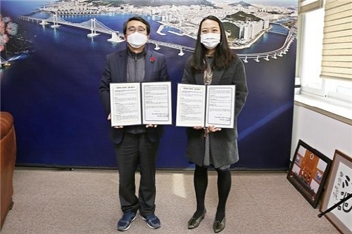 부산 수영구와 (주)르뮤제가 공공미술 프로젝트 실행 협약을 체결하는 모습(사진: 부산 수영구).