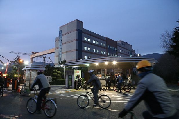 호황을 누리던 경남 거제시가 조선경기 불황으로 어려움에 처했다. 대우조선 근로자 들이 출근하는 모습(사진: 연합뉴스). 