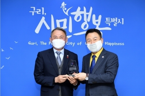 전국 지자체 최초로 병무청으로부터 감사패를 받은 경기 구리시(사진: 구리시청).