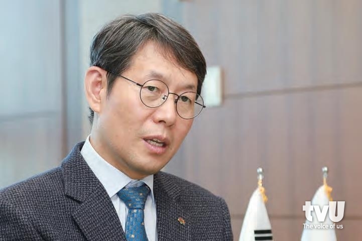 인터뷰 중인 김용찬 충남 행정부지사 