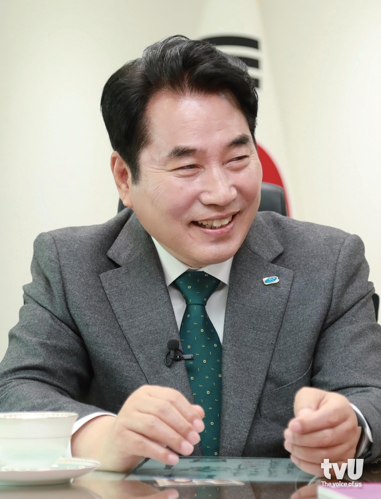 본지와 인터뷰하는 백군기 용인시장 