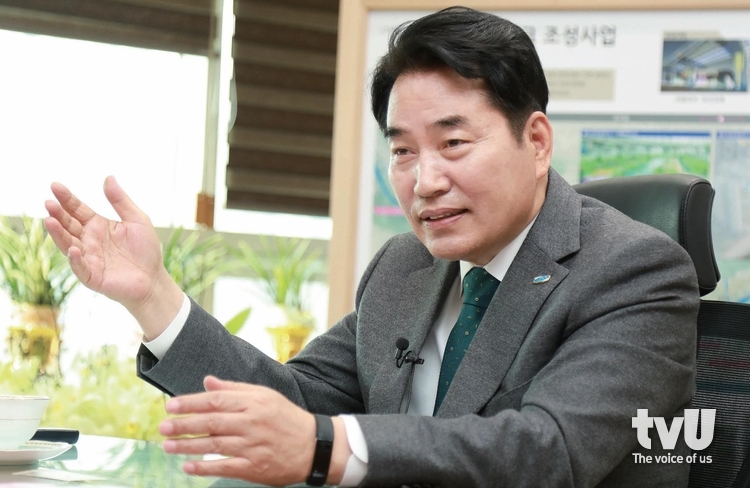 용인 특례시 비하인드 스토리를 설명 중인 백군기 시장 