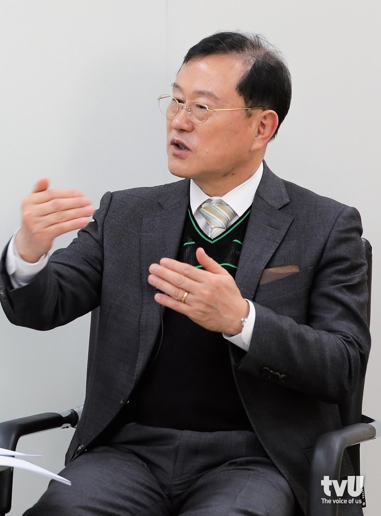 지방자치법 전부 개정안 통과의 의미를 설명하고 있는 김순은 위원장 