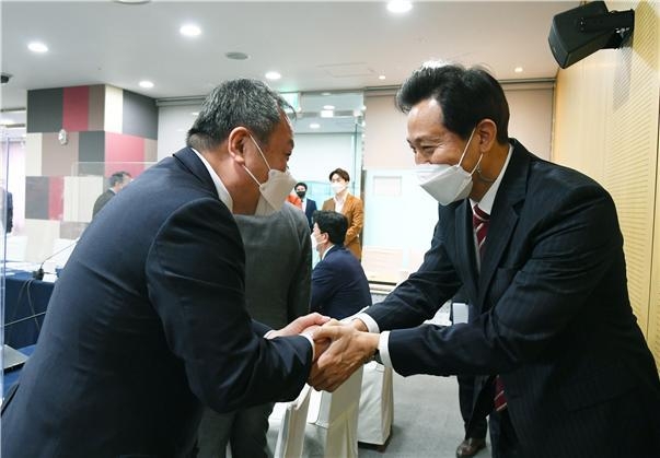 반갑게 악수를 나누는 김인호 서울시의회 의장(좌)과 오세훈 서울시장(우) 