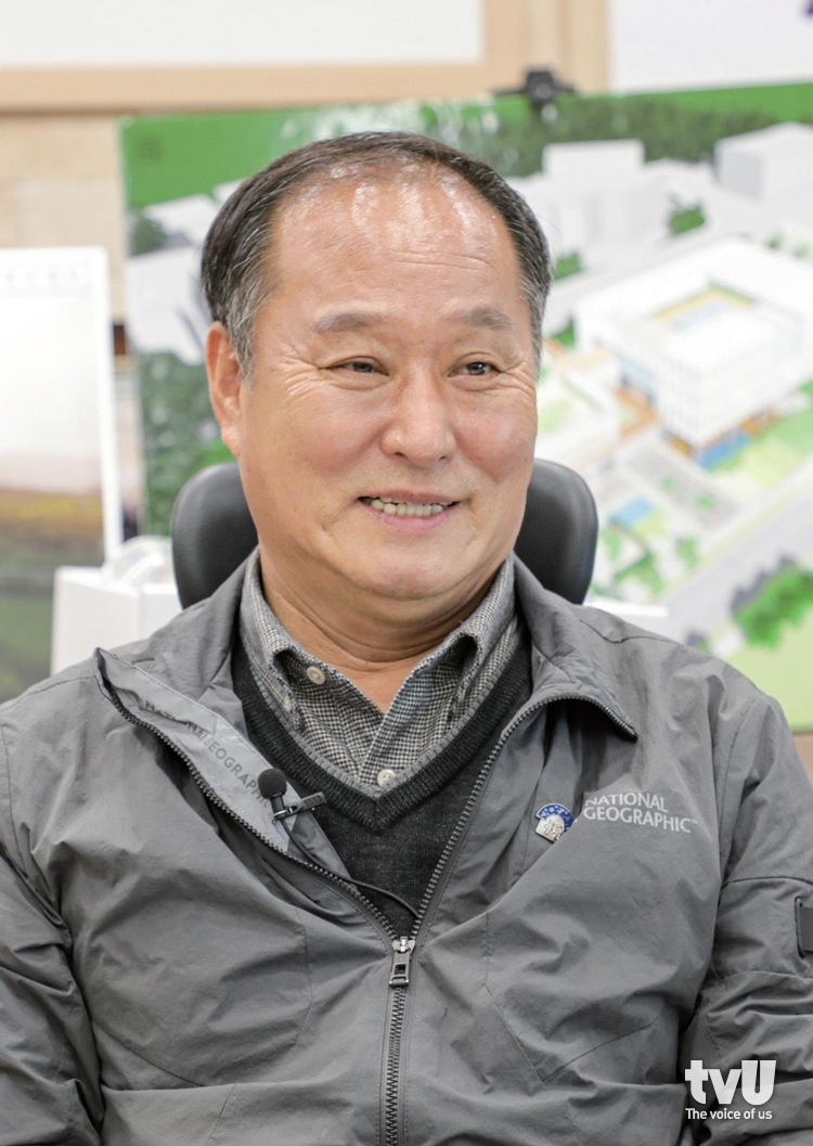 활짝 웃고 있는 정동균 양평군수