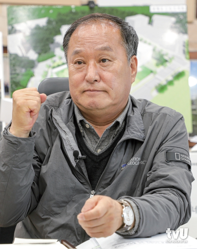 정동균 양평군수가 지방정부 티비유와의 인터뷰에서 파이팅하고 있다. 