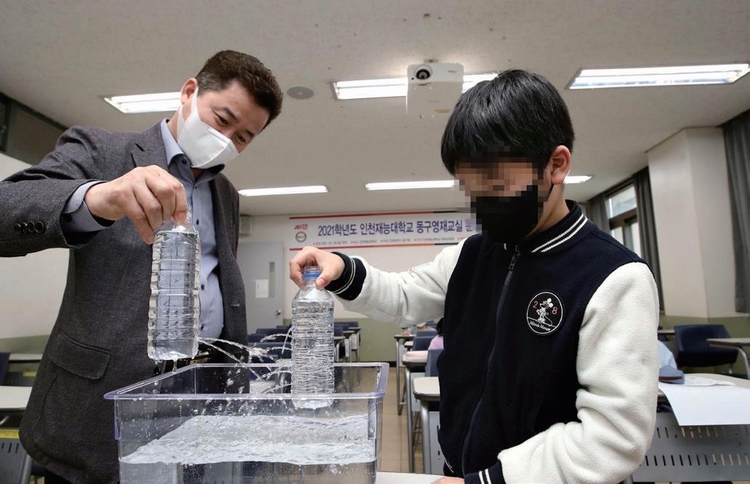 영재교실에 함께한 허인환 동구청장 _ 인천 동구청 제공 