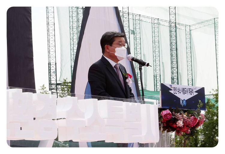 전해철 행정안전부 장관이 11일 오후 경기 안산도시개발(주)에서 열린 안산 수소 시범도시 착공식에서 축사를 하고 있다.(사진: 행정안전부 홈페이지 화면캡처)