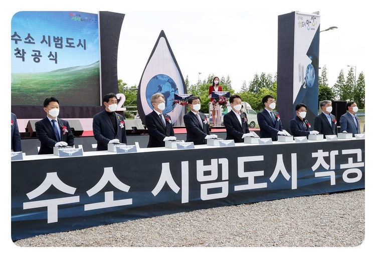 전해철(왼쪽에서 네번째) 행정안전부 장관이 11일 경기 안산도시개발(주)에서 열린 안산 수소 시범도시 착공식에서 이재명(왼쪽 세번째) 경기도지사 등 관계자들이 착공식 버튼을 누르고 있다.(사진: 행정안전부 화면캡쳐) 