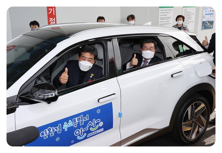 전해철(뒤좌석) 행정안전부 장관이 11일 오후 경기 안산도시개발(주)에서 열린 안산 수소 시범도시 착공식을 한 뒤 수소자동차 시승 시연을 하고 있다.<br>
(사진: 행정안전부 홈페이지)