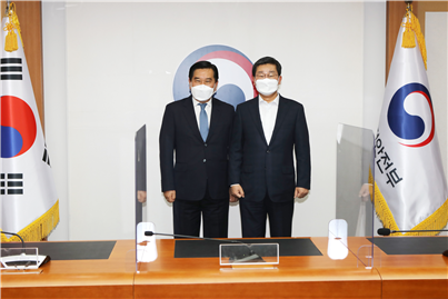 좌측부터 조영훈 전국시군자치구의회 의장협의회장, 전해철 행정안전부 장관(사진: 전국시군자치구의회 의장협의회 제공)