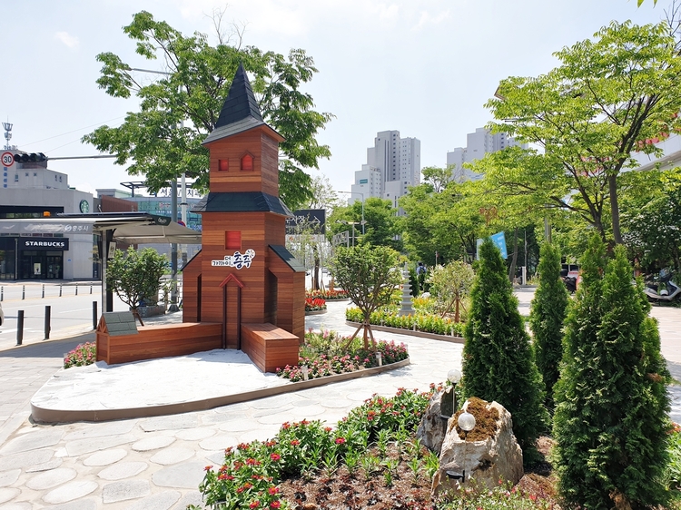 충주 공용터미널 앞 테마화단_충주시 제공