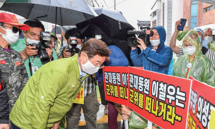  군위시장 장보기(군위공항유치위원들과 대치(사진출처: 경사북도 제공) 