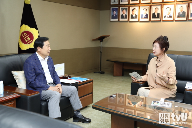 대담 중인 신은호 의장(좌)과 이영애 발행인(우) 