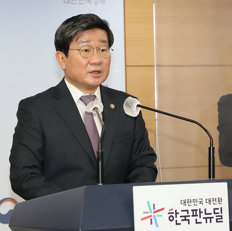 전해철 행정안전부 장관이 18일 오전 서울 종로구 정부서울청사에서 '인구감소지역 지정 및 지원 추진방안'에 대해 브리핑을 하고 있다.(사진출처_ 행정안전부) 