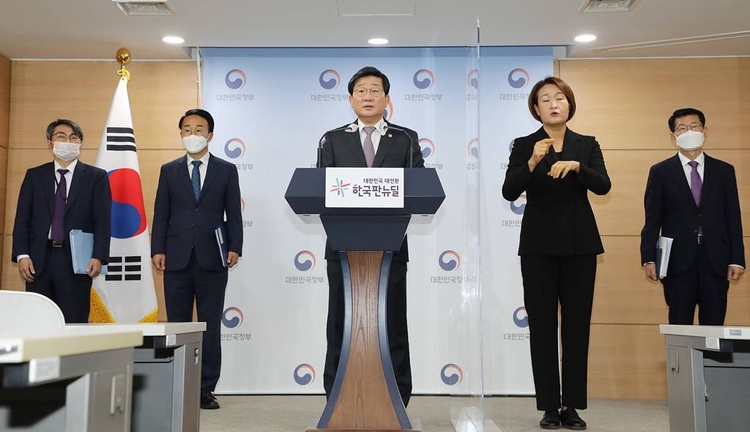 전해철 행정안전부 장관이 18일 오전 서울 종로구 정부서울청사에서 '인구감소지역 지정 및 지원 추진방안'에 대해 브리핑을 하고 있다.(사진 출처_ 행정안전부) 