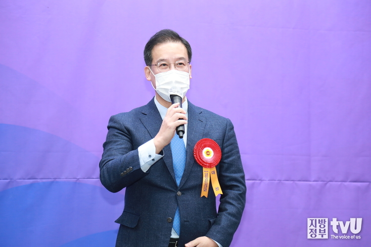수상소감을 발표 중인 김시형 부산 중구의회 의원 