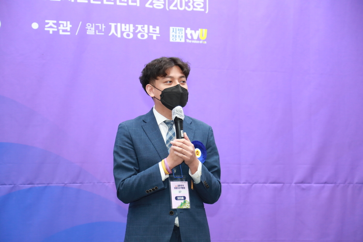포토존에서 인터뷰 중인 신상훈 경상남도의회 의원 