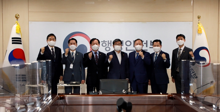 전해철 행정안전부 장관(가운데)과 대한민국시도의회의장협의회 임원들_서울시의회 제공 