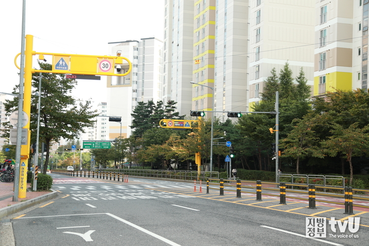 구로구 천왕초등학교 앞 횡단보도에 설치된 통합안전 스마트폴 