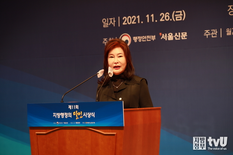 축사하는 이영애 월간 지방정부 발행인 