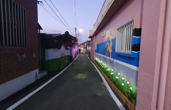 벽화와 조명으로 환해진 상주시 골목길_상주시 제공 
