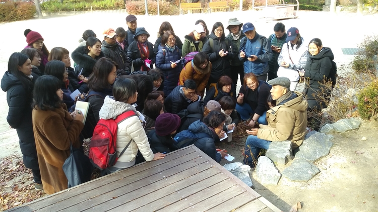 교수를 둘러싸며 호기심 넘치는 교육생들이 수업을 듣고 있는 모습(사진_ 미래인재교육개발원 제공)