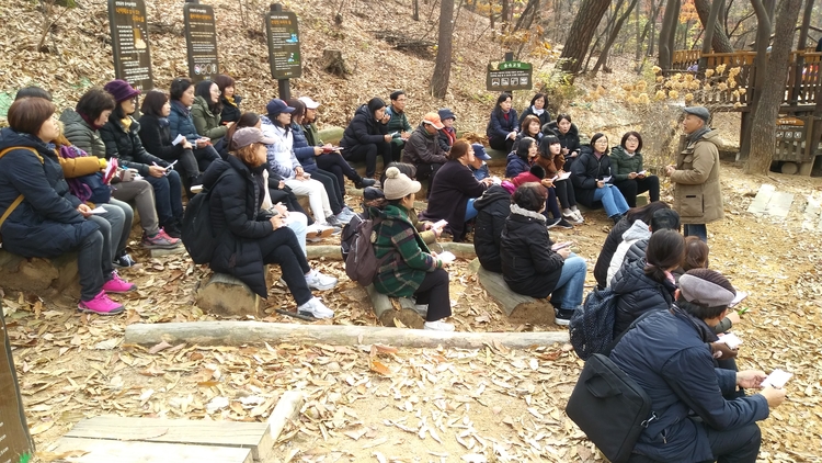 유아숲지도사 수업을 듣고 있는 교육생들(사진_ 미래인재교육개발원 제공)